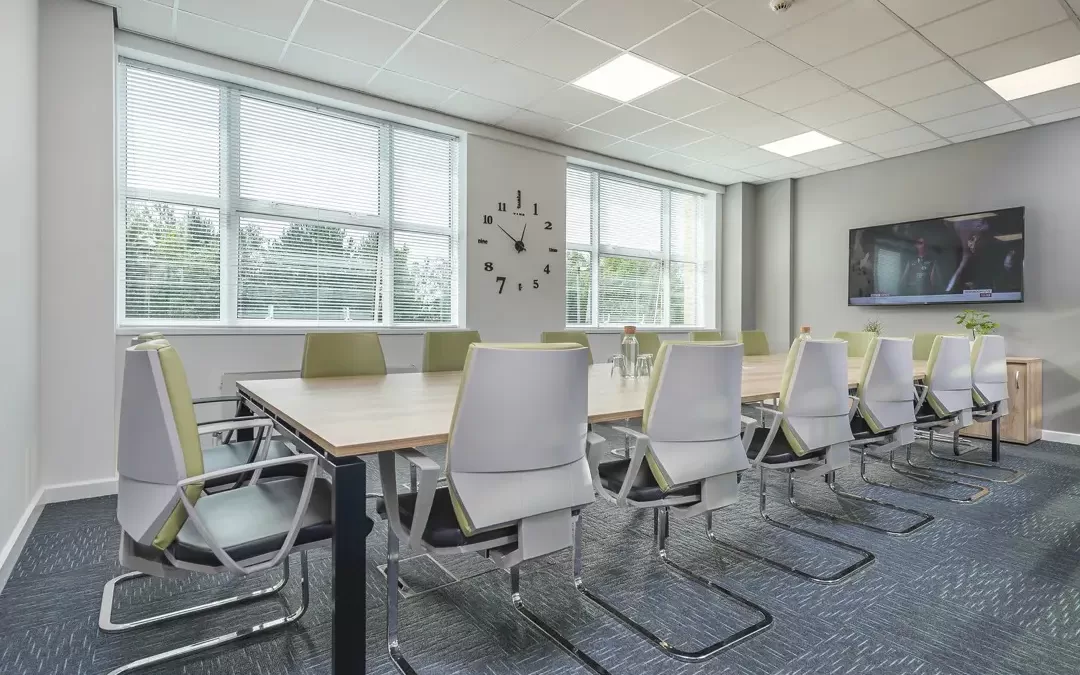 What is the difference between a traditional office and a serviced office?